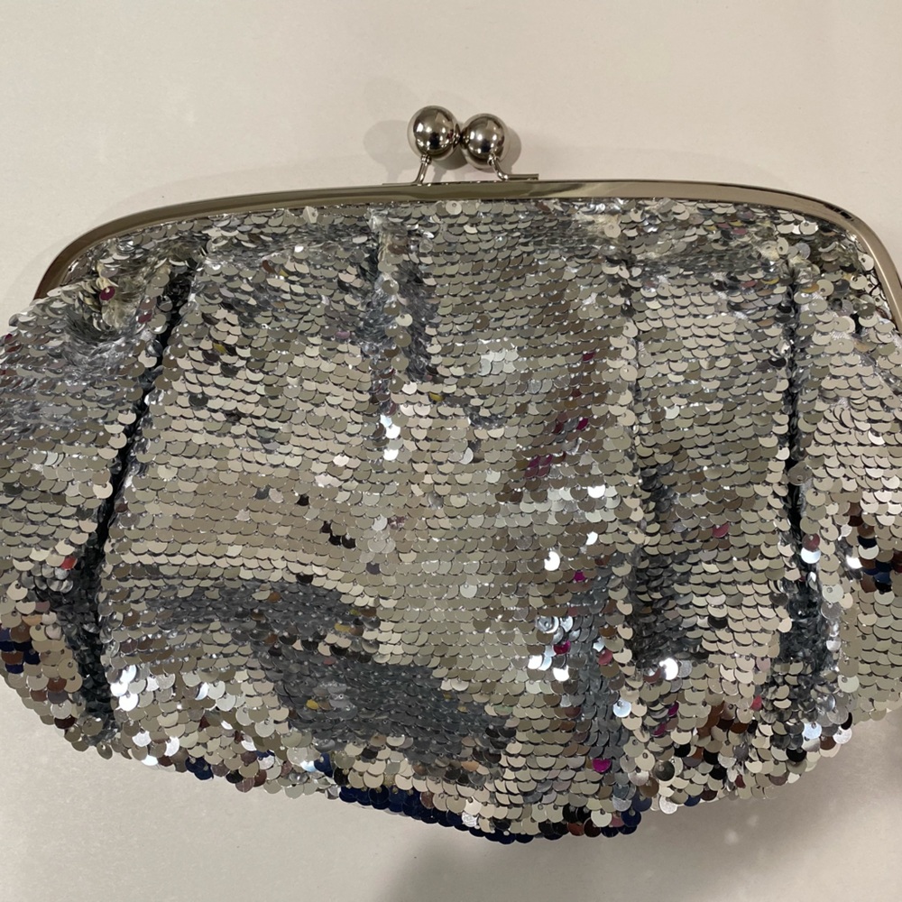 Silver Clutch Bag with Kiss Lock Sz OS (EUC)